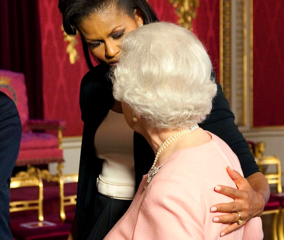 Michelle Obama legt Queen Elizabeth II. im April 2009 im Buckingham Palast den Arm um die Schulter