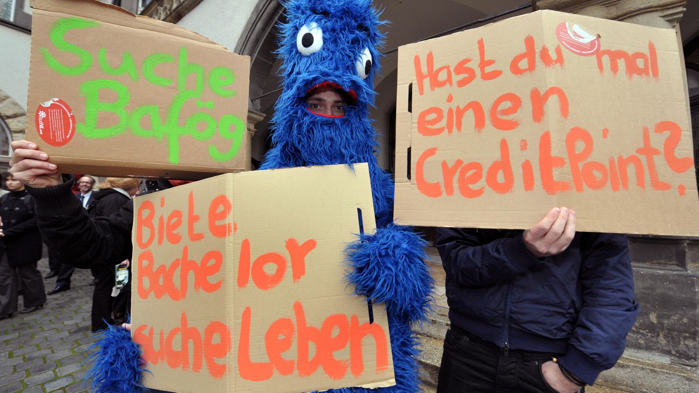 Krümelmonster hält Schild