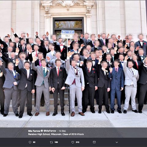 Absolventen der Baraboo High School in Wisconsin zeigen den Hitlergruß