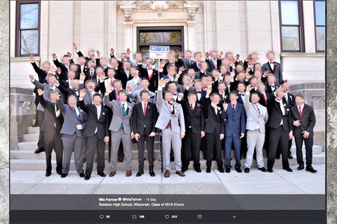 Absolventen der Baraboo High School in Wisconsin zeigen den Hitlergruß