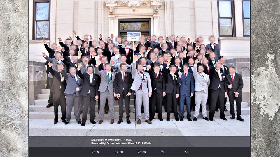 Absolventen der Baraboo High School in Wisconsin zeigen den Hitlergruß