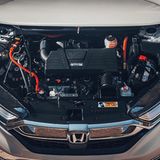 Die Kombination aus Benzin- und Elektromotor ist im Honda CR-V Hybrid vorne unter der Haube untergebracht