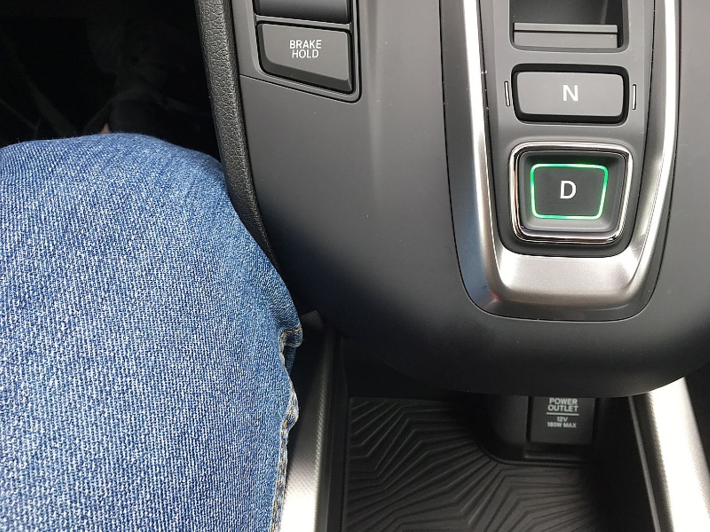 Wie in vielen anderen Autos auch, sorgt die Konstruktion des Cockpits im Honda CR-V Hybrid für Druckpunkte an den Knien