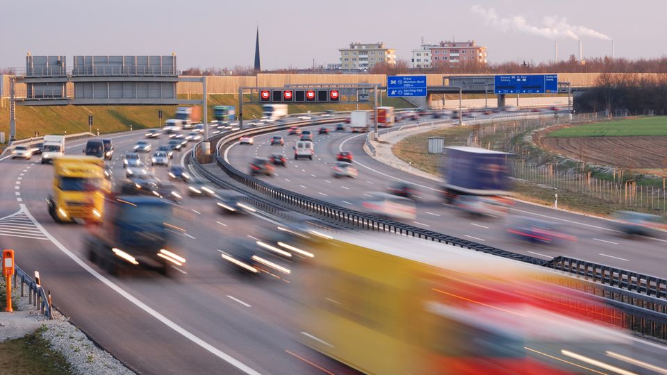 Autos und Lkw fahren auf einer Autobahn in Deutschland. Durch die Bewegung sind die Fahrzeuge unscharf