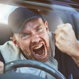 Punktesünder zahlen drauf  Auto-Rabauken mit hohem Punktestand in Flensburg bauen mehr Unfälle und zahlen also höhere Beiträge - das ist eine nahe liegende Vermutung. Die bei den meisten Verträgen schlicht nicht zutrifft. Nur einzelne Versicherer sehen das anders. Dann gibt es allerdings einen deftigen Aufschlag von bis zu 20 Prozent. Bei einem Beispielfahrer sind das etwa 140 Euro im Jahr. Da lohnt es, den Versicherer zu wechseln.