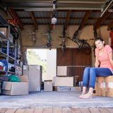 Billiger versichern mit Garage  Laternenparker stehen gefährlich: Diebe können schneller zuschlagen. Auch kann der Wagen von anderen Fahrern beim Parken angerempelt werden und diese könnten sich dann aus dem Staub machen. Außerdem drohen Hagel- und Sturmschäden. Das hört sich gefährlich an, aber dennoch mindert die eigene Garage die Rechnung nur um zwei Prozent.  Die Erklärung ist simpel: Die Garage wirkt sich nur auf den Kasko-Teil der Versicherung aus, die Haftpflicht bleibt unberührt. Und auch wenn eine Garage vorhanden ist, heißt das ja nicht, dass der Wagen stets in ihr geparkt wird.