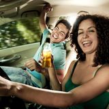 Wer trinkt, verliert den Versicherungsschutz  Stimmt auch nicht. Unfallgegner werden von der Haftpflicht immer entschädigt. Aber selbst wer betrunken sein Auto an die Wand fährt, kann den Schaden von seiner Vollkaskoversicherung ersetzt bekommen. Nämlich dann, wenn auch Schäden abgedeckt sind, die in Folge grober Fahrlässigkeit entstehen. Diese Klausel empfiehlt sich nicht nur für Trinker, sie greift auch, wenn ein Unfall verschuldet wird, weil in der Handtasche gekramt oder mit dem Handy hantiert wurde.