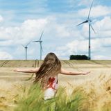 ... denn Finanztest empfiehlt zur Geldanlage mit ETF noch das klassische Sparen mit Tagesgeld. Hier sollten Anleger auf eine Bank achten, die nachhaltig und ethisch arbeitet. Uneingeschränkt empfehlenswert ist dabei die Umweltbank, die mit strengen Hürden arbeitet. Auch die Triodos Bank führen die Tester auf, allerdings mit der Einschränkung, dass diese Bank deutlich lascher zu Werke geht. Die besten Zinsen bekommen Anleger für ihr Tagesgeld bei der ProCredit Bank, sie zahlt 0,1 Prozent pro Jahr. Die GLS Bank, eine der bekanntesten Ethik-Banken, haben die Finanztester nicht aufgeführt, da es derzeit keine Zinsen auf das Tagesgeld gibt.