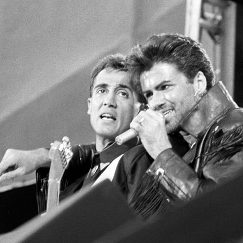 George Michael und Andrew Ridgeley von Wham singen "Last Christmas"