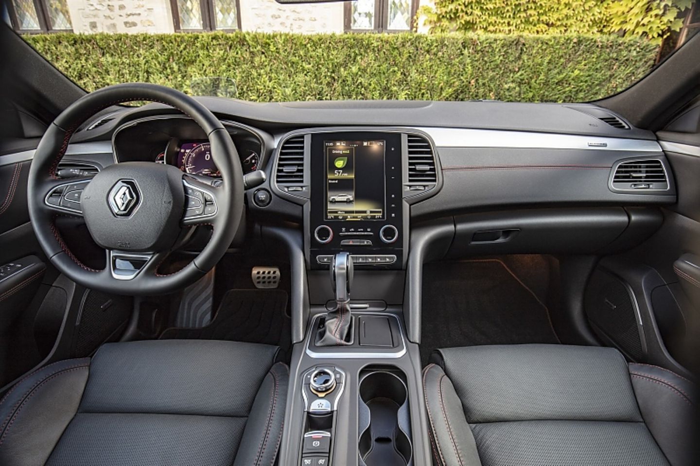 Beim Cockpit des Talisman fungiert der 8,7 Zoll Touchscreen als zentrales Eingabemedium