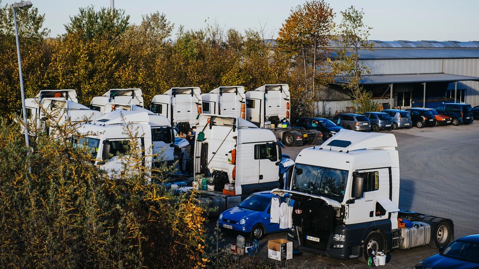 Auf dem Gelände der NTG in Höingen stehen regelmäßig die Lkw, in denen die Filipinos leben. Auf dem Gelände der NTG in Höingen stehen regelmäßig die Lkw, in denen die Filipinos leben.