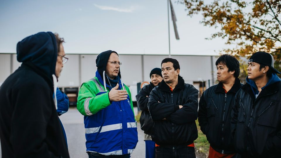 Edwin Atema von der niederländischen Transportgewerkschaft FNV mit philippinischen Fahrern Edwin Atema von der niederländischen Transportgewerkschaft FNV mit philippinischen Fahrern