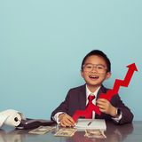 5. Angst, Neid, ein Gruppenverhalten, das dem von Schimpansen ähnelt, und ein Selbstvertrauen, das zu Überschätzung neigt ("Was Warren Buffett kann, kann ich auch!"), sind weitere wesentliche Faktoren, die unser prähistorisches Hirn auf abwegige Ideen bringen. Zum Beispiel: zu kaufen, wenn die Kurse fallen, und zu verkaufen, wenn sie steigen. Nicht wenige Besucher des Wertpapiermarktes lassen sich - ähnlich wie Casinobesucher - von ihrem Glauben an eine "Glückssträhne" steuern, statt von ihrem Verstand.