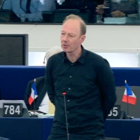 Satiriker MArtin Sonneborn steht an seinem Platz im EU-Parlament vor einem Mikrofon und spricht
