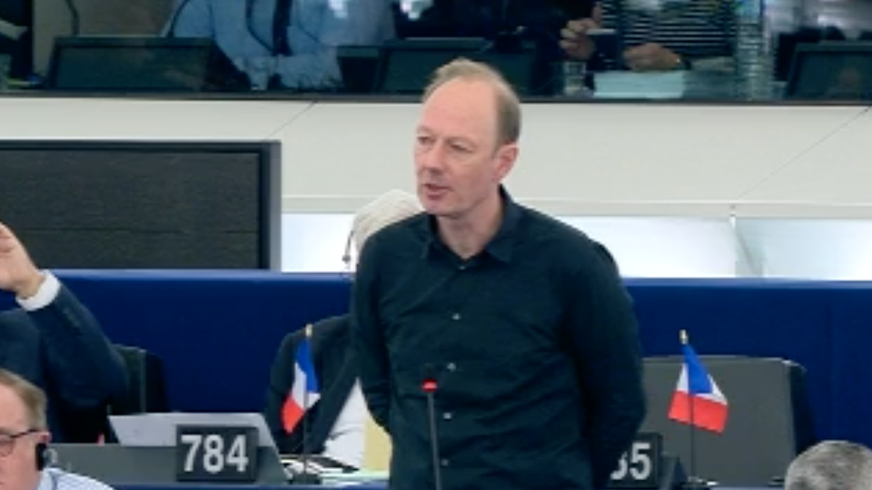 Satiriker MArtin Sonneborn steht an seinem Platz im EU-Parlament vor einem Mikrofon und spricht