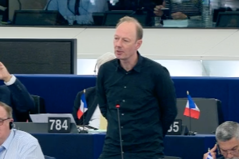 Satiriker MArtin Sonneborn steht an seinem Platz im EU-Parlament vor einem Mikrofon und spricht