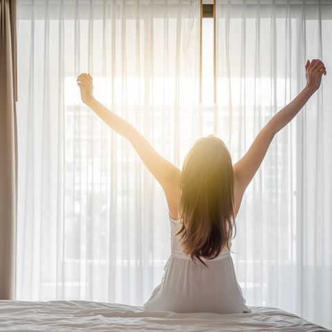 Frau sitzt auf dem Bett