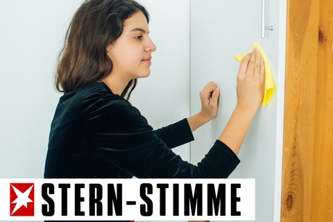 Eine junge Frau beim Putzen