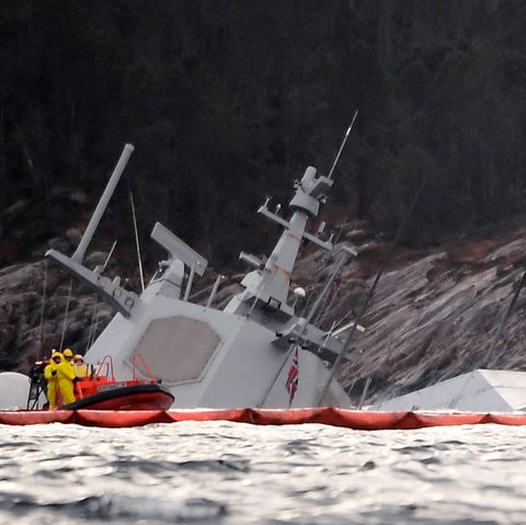 Die "Helge Ingstad " wird von der Verankerung in den Felsen nicht gehalten.