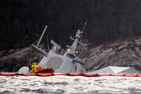 Die "Helge Ingstad " wird von der Verankerung in den Felsen nicht gehalten.