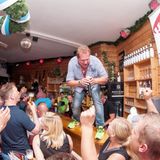 Jens Büchner tritt als Schlagersänger auf