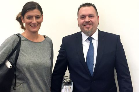 München: Polizeioberkommissar Jürgen Prichta und seine Ehefrau Antje stehen am Bayerischen Verwaltungsgerichthof