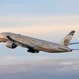 Platz 10: Abu Dhabi - Los Angeles  Morgens um 8.50 Uhr startet die Boeing 777-200LR von Etihad zu dem 13.502 Kilometer langen Flug an die US-Westküste, wo der Flug EY171 am selben Tag nach einer Flugzeit von 16.45 Stunden um 13.35 Uhr landet. Der Rückflug verkürzt sich aufgrund der Winde um 45 Minuten.