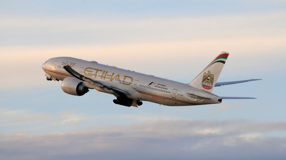 Platz 10: Abu Dhabi - Los Angeles  Morgens um 8.50 Uhr startet die Boeing 777-200LR von Etihad zu dem 13.502 Kilometer langen Flug an die US-Westküste, wo der Flug EY171 am selben Tag nach einer Flugzeit von 16.45 Stunden um 13.35 Uhr landet. Der Rückflug verkürzt sich aufgrund der Winde um 45 Minuten.