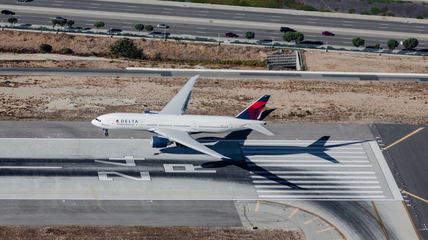 Platz 8: Atlanta - Johannesburg  Eine Diagonale über den Atlantik fliegt die amerikanische Fluglinie Delta mit ihrer Boeing 777-200LR. Die Strecke gehört mit 13.582 Kilometern zu den längsten überhaupt. Die Zeitangaben für den Flug DL201 liegen bei 15.15 Stunden, variieren jedoch je nach Jahreszeit.