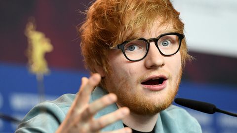 Ed Sheeran auf einer Pressekonferenz