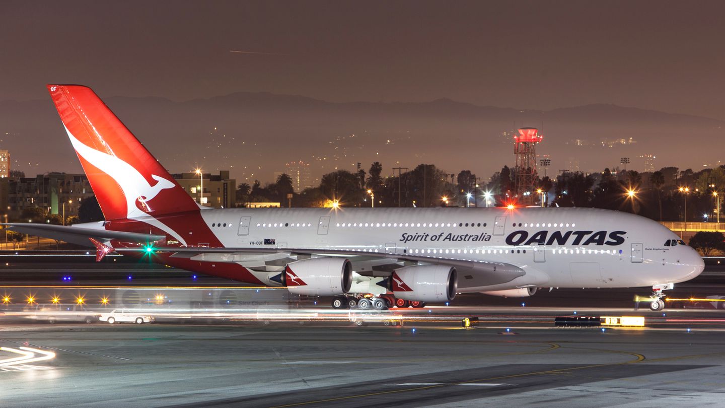Platz 7: Sydney - Dallas   Die USA-Flüge der australischen Fluglinie mit dem Känguru am Leitwerk gehören zu den längsten Routen, allen voran der Rückflug nach Texas: Flug QF8 verlässt Dallas am Abend um 19.55 Uhr und landet wegen der Datumsgrenze, die überflogen wird, am übernächsten Tag nach 17.10 Stunden in Down Under. Zum Einsatz auf der 13.804 Kilometer langen Strecke kommt ein Airbus A380.