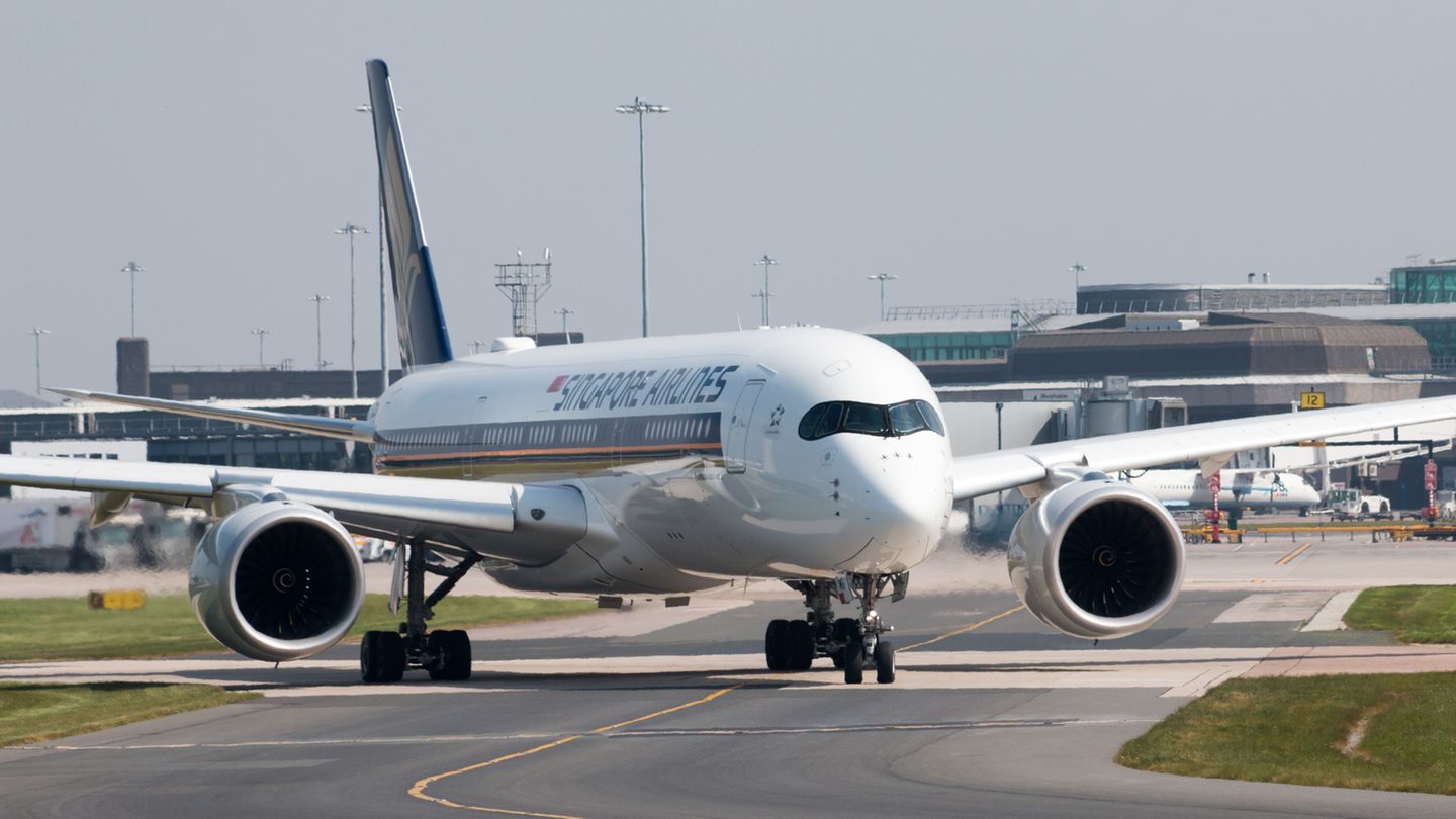 Platz 5: Los Angeles - Singapur  Auf dieser Langstrecke fliegt seit November nur noch Singapore Airlines und mit einem Airbus A350-900 ULR mit einer Flugzeit von 17.50 Stunden. United Airlines hat die 14.114 Kilometer lange Strecke zugunsten eines zweiten täglichen Fluges ab San Francisco wieder aufgeben.