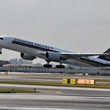 Platz 1: Singapur - New York (EWR)  Start eines Airbus A350-900 ULR: Seit Mitte Oktober 2018 gibt es den Ultralangstreckenflug von Singapur zum  Newark Airport in New Jersey. Die veranschlagte Flugzeit für die 16.600 Kilometer lange Strecke wird mit 17.50 Stunden angegeben, der Rückflug dauert 18.30 Stunden. Wie auch auf den Routen von Singapur nach San Francisco und Los Angeles kommt die ULR-Version (Ultra Long Range) zum Einsatz, die statt 253 Sitzplätzen nur mit 94 in der Premium Economy und 67 in der Business Class ausgestattet ist  - auf eine reguläre Economy Class haben Singapore Airlines bewusst verzichtet.