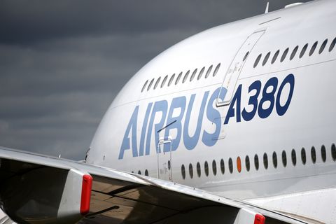 Auf einem weißen Flugzeug steht in zwei unterschiedlichen Blautönen "Airbus A380" auf der Seite