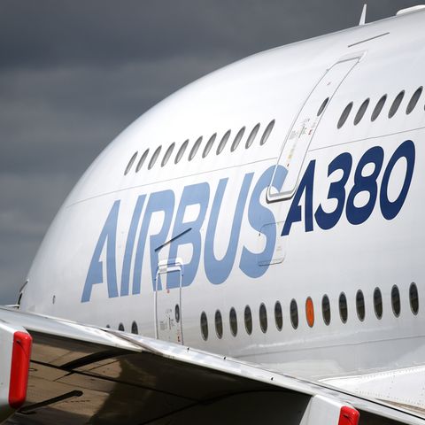Auf einem weißen Flugzeug steht in zwei unterschiedlichen Blautönen "Airbus A380" auf der Seite