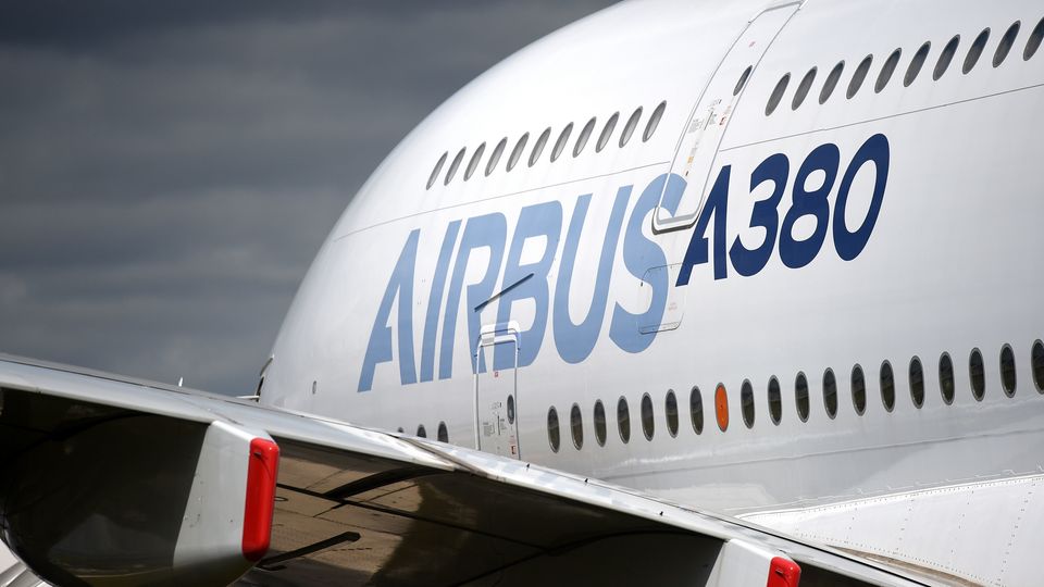 Auf einem weißen Flugzeug steht in zwei unterschiedlichen Blautönen "Airbus A380" auf der Seite
