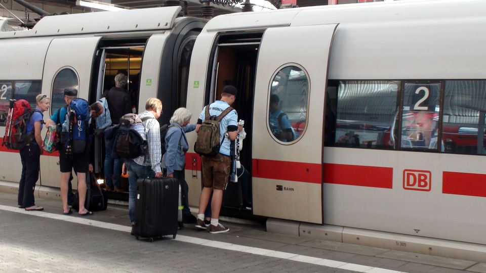 Mehr als zwei Stunden zu spät, weil der Zug nicht kam? Bislang gibt es bei solchen Verspätungen in Deutschland höchstens die Hälfte des Ticketpreises zurück. Das EU-Parlament will die Rechte von Bahnkunden verbessern.