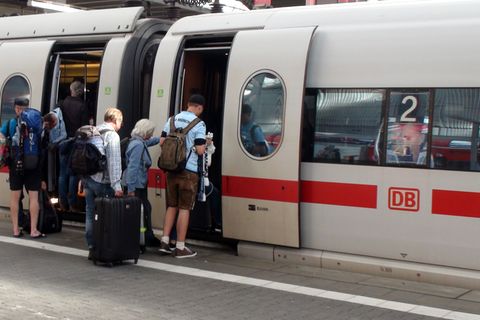 Mehr als zwei Stunden zu spät, weil der Zug nicht kam? Bislang gibt es bei solchen Verspätungen in Deutschland höchstens die Hälfte des Ticketpreises zurück. Das EU-Parlament will die Rechte von Bahnkunden verbessern.