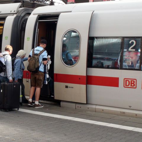 Mehr als zwei Stunden zu spät, weil der Zug nicht kam? Bislang gibt es bei solchen Verspätungen in Deutschland höchstens die Hälfte des Ticketpreises zurück. Das EU-Parlament will die Rechte von Bahnkunden verbessern.