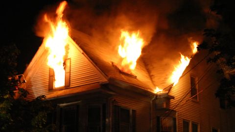 Das Haus steht in Flammen - hoffentlich zahlt die Versicherung.