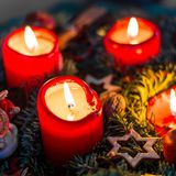 Grobe Fahrlässigkeit   Grob fahrlässig handelt man leicht. Man passt auf eine Kerze nicht auf oder pfuscht unfachmännisch am eigenen Haus herum. Wenn dann die Zahlungen gekürzt oder begrenzt werden, ist man schnell ruiniert. Hier müssen Sie sich absichern.