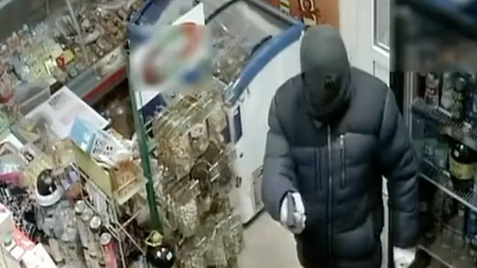 Russland: Räuber überfällt Laden - doch die Verkäuferin hat einen Wischmop