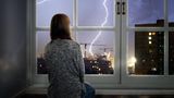 Überspannung  Einen direkten Blitzeinschlag deckt jede Versicherung ab. Aber was passiert, wenn der Blitz nur die Leitung trifft, und Spannungsspitzen die Steuerung der Heizung zerstören? Der Schutz gegen Überspannung deckt auch diese Schäden ab.