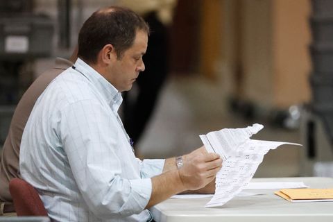 Florida: Ein Angestellter schaut sich während einer Neuauszählung von Stimmen der US-Wahl einen beschädigten Stimmzettel an
