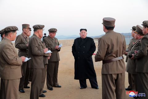 Nordkorea: Die undatierte Aufnahme zeigt Kim Jong Un (m.)