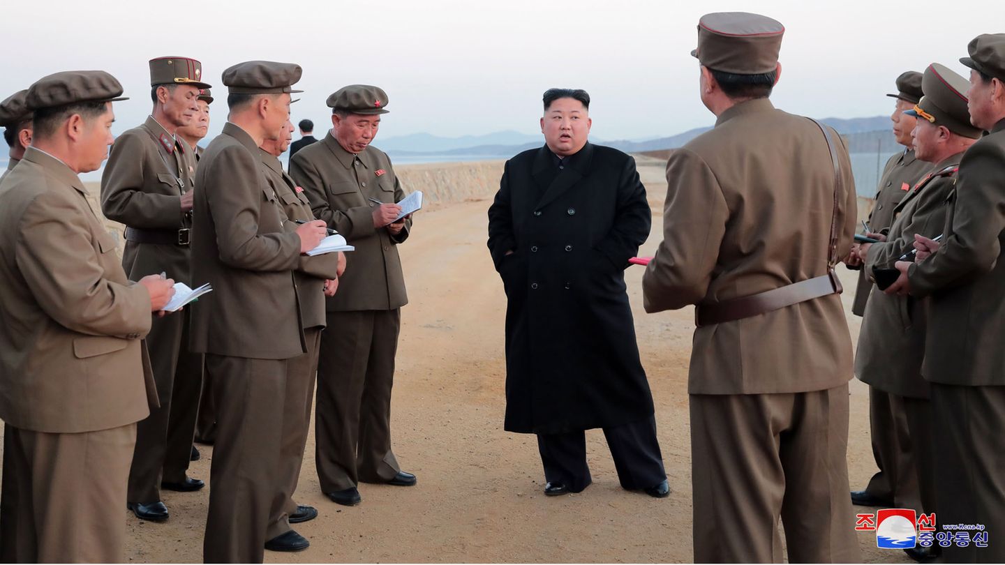Nordkorea: Die undatierte Aufnahme zeigt Kim Jong Un (m.)