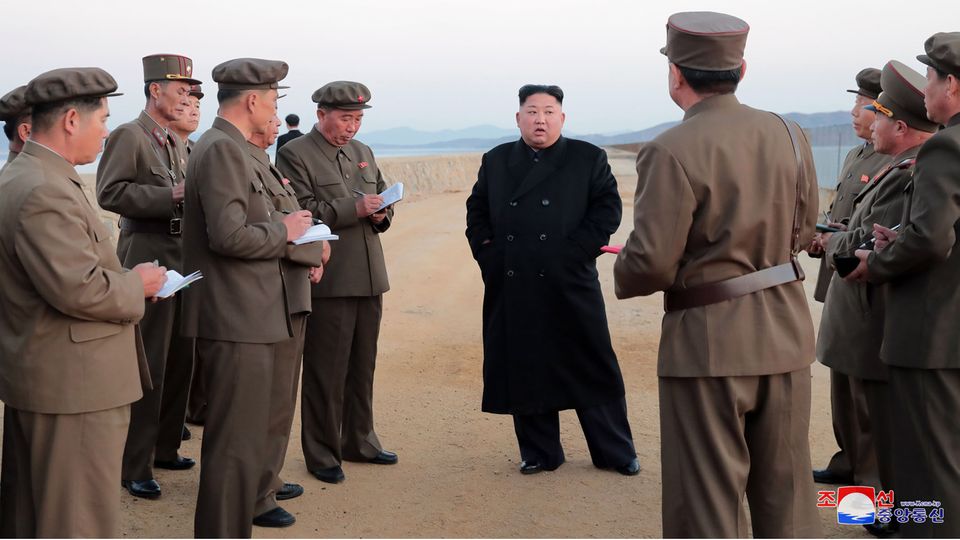 Nordkorea: Die undatierte Aufnahme zeigt Kim Jong Un (m.)