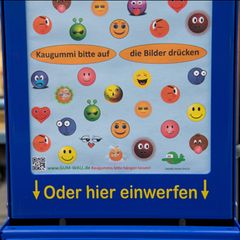 Gum-Wall in Stuttgart an einer Haltestelle um Kaugummimüll zu reduzieren