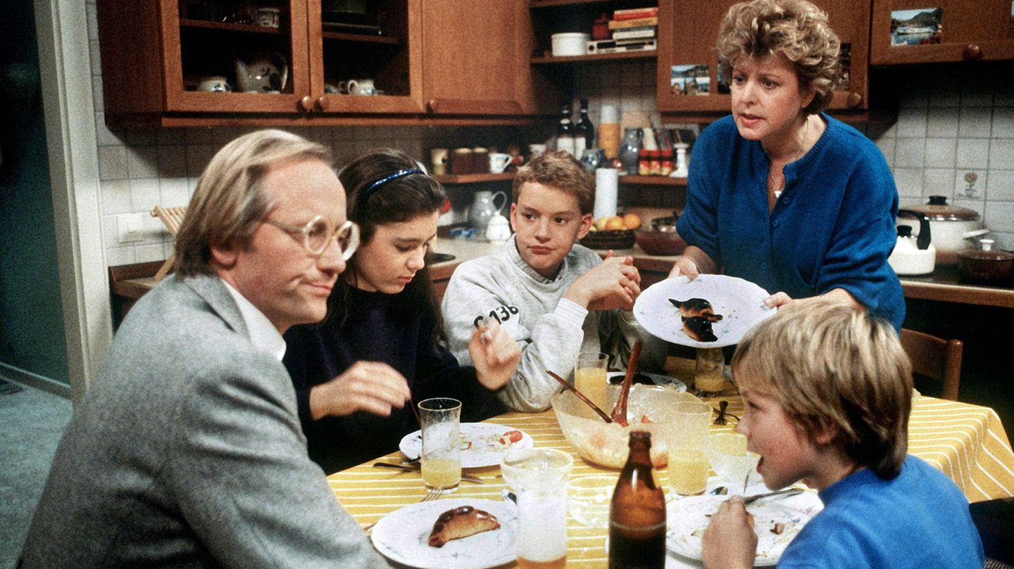 Ein Bild aus frühen "Lindenstraßen"-Tagen: Helga Beimer (Marie-Luise Marjan, hinten rechts) mit ihrem ersten Mann Hans (Joachim Hermann Luger, l) und ihren Kindern Marion (Ina Bleiweiß), Benny (Christian Kahrmann) und Klausi (Moritz A. Sachs). 