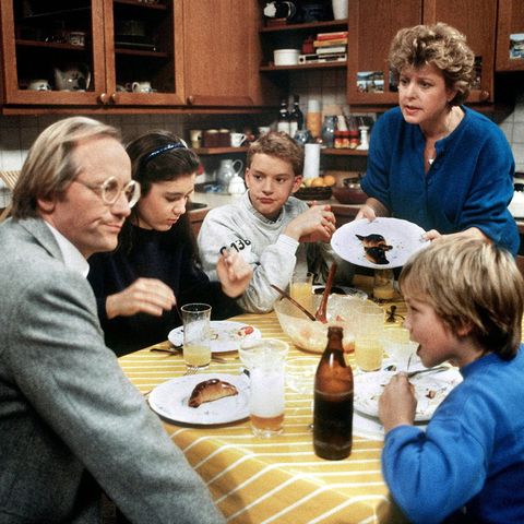 Ein Bild aus frühen "Lindenstraßen"-Tagen: Helga Beimer (Marie-Luise Marjan, hinten rechts) mit ihrem ersten Mann Hans (Joachim Hermann Luger, l) und ihren Kindern Marion (Ina Bleiweiß), Benny (Christian Kahrmann) und Klausi (Moritz A. Sachs). 